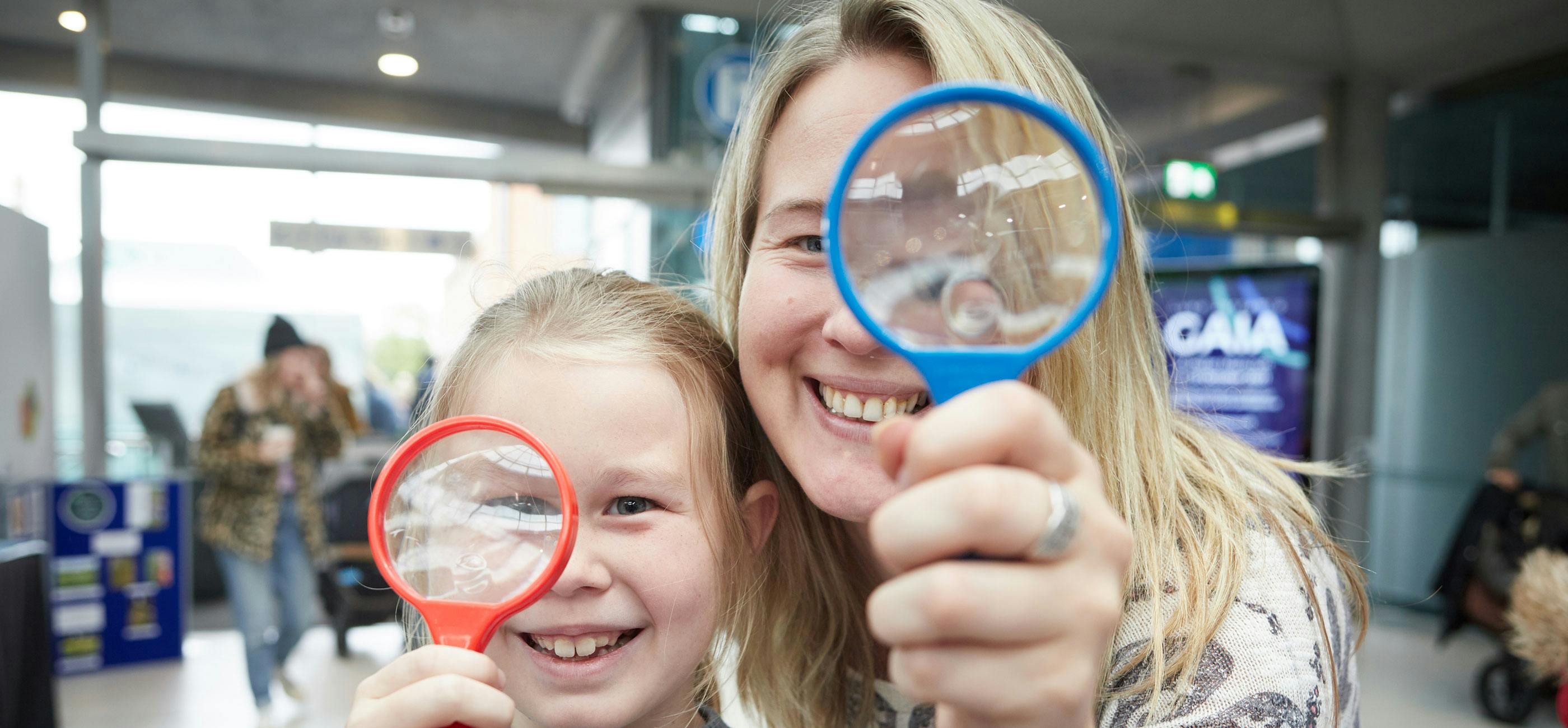 Magnifying science - women and child at NSF 2021 - credit Keiron Tovell